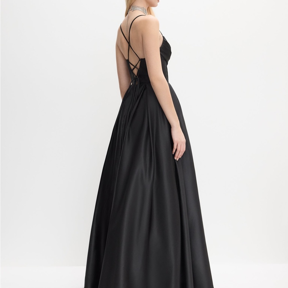 Elegant Black Evening Gown - Picture 2 of 3